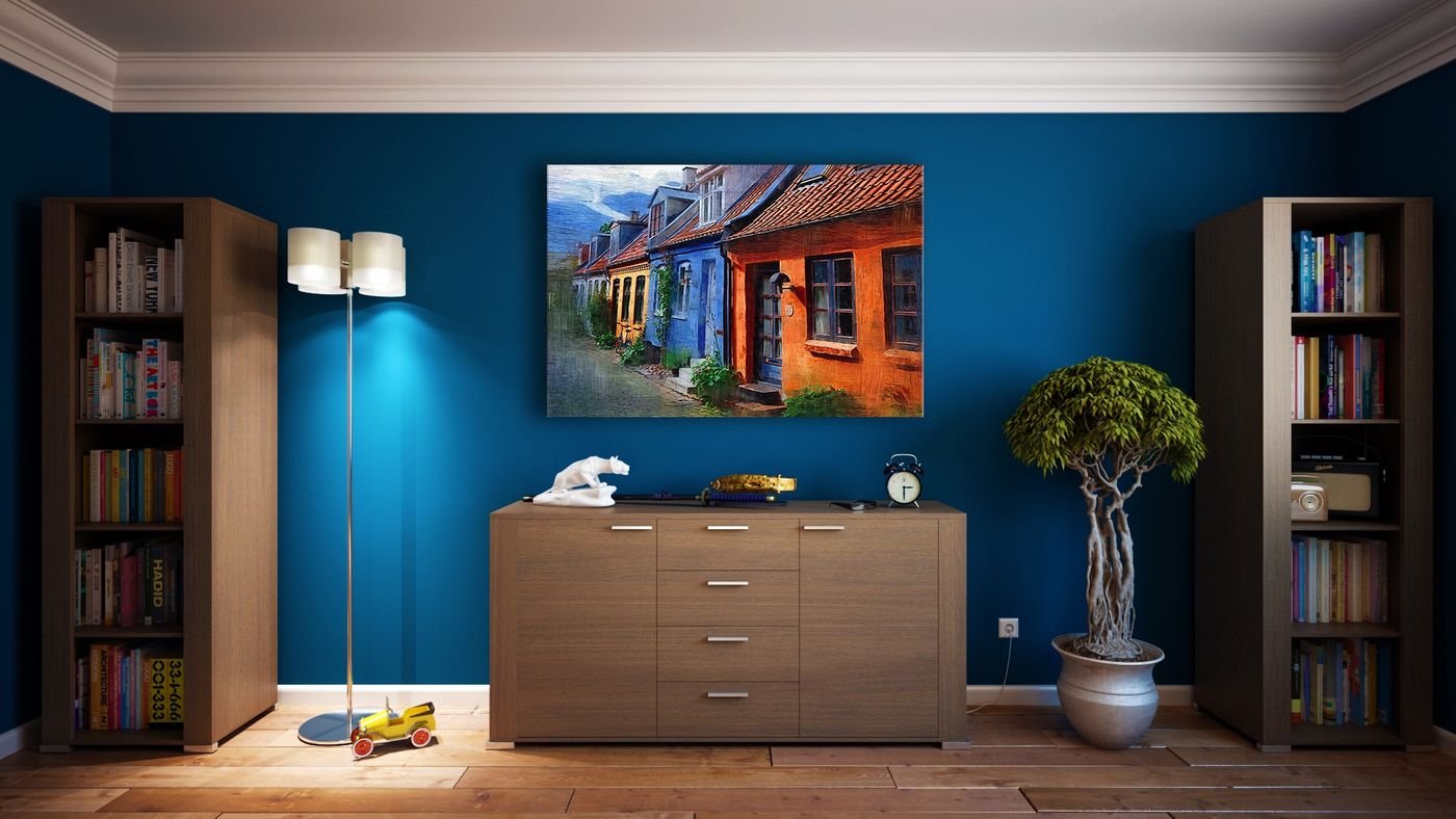 Raum mit Gesims und glatten Wänden
